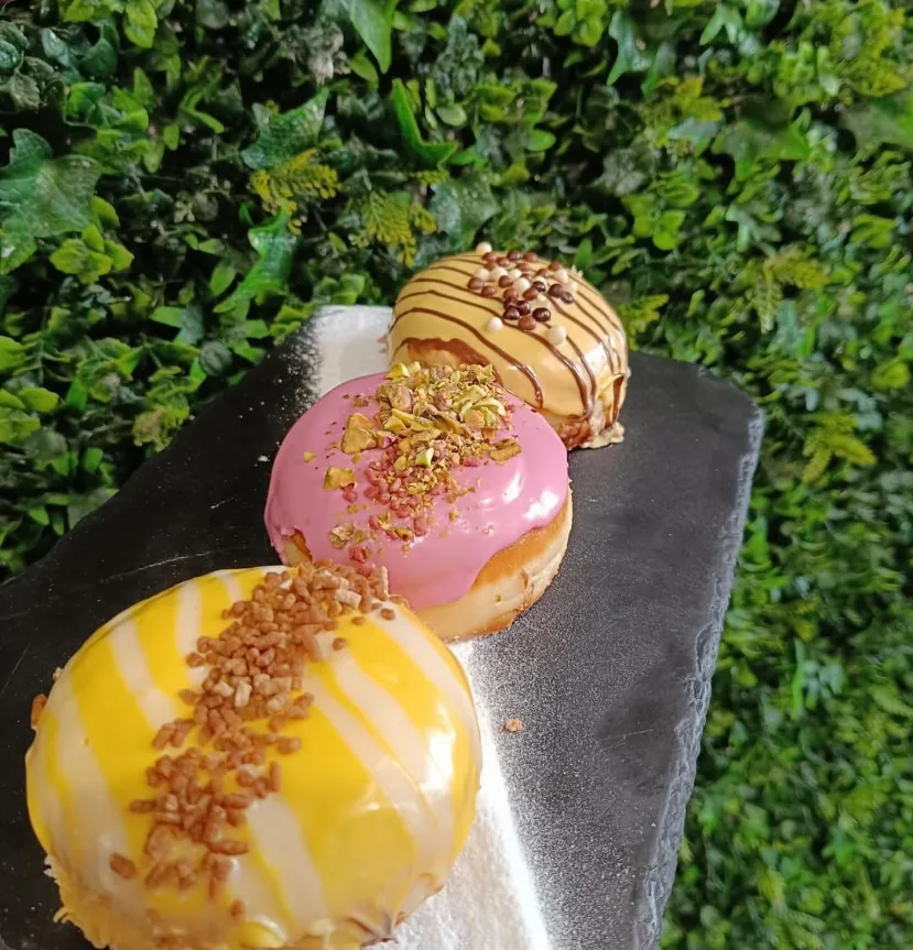 Dónuts de pistacho y fresa, plátano y Nutella, y limón y chocolate blanco