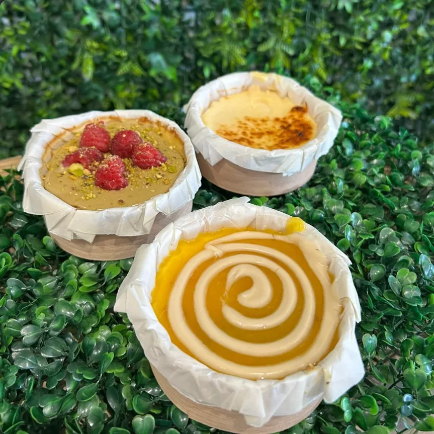 Mini cheesecakes de mango, pistacho y frambuesa, y tarta de la Pedroche